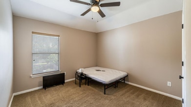 1530 Wild Fire in San Antonio, TX - Foto de edificio - Building Photo