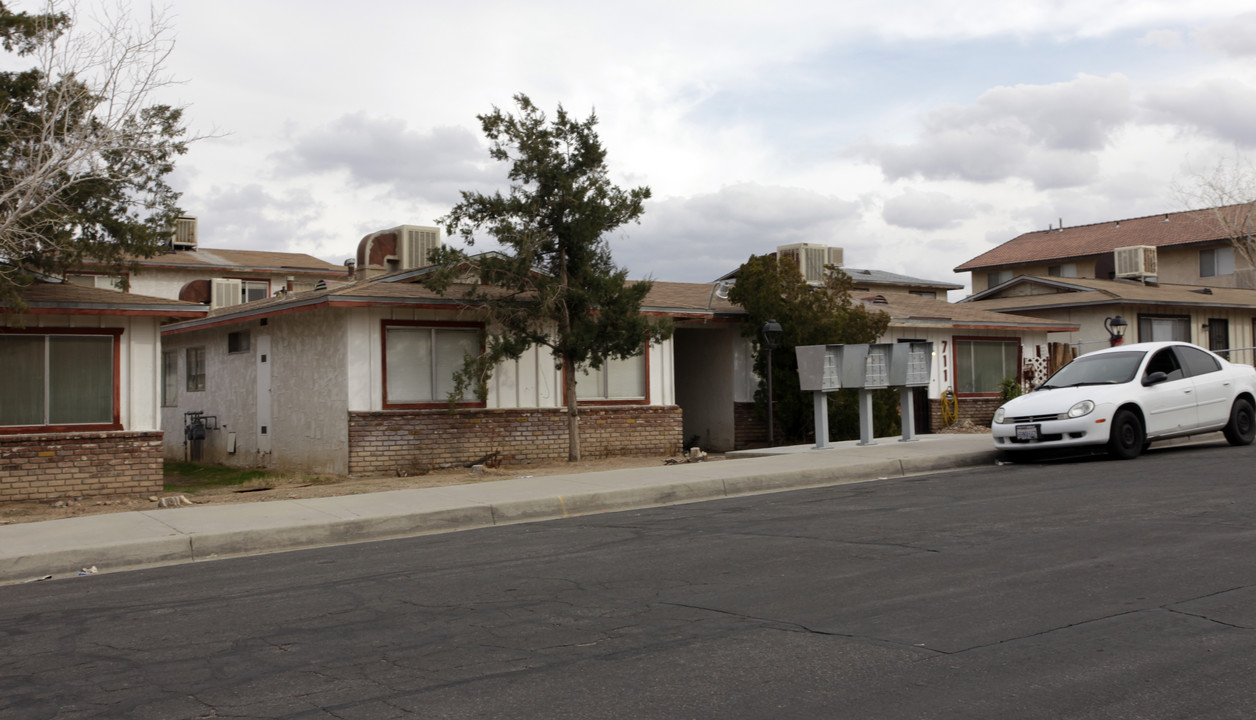 711 Upton Dr in Barstow, CA - Foto de edificio