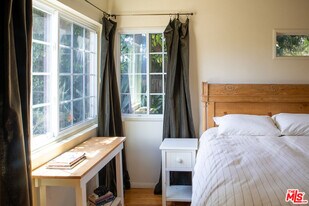 14135 Hatteras St in Los Angeles, CA - Building Photo