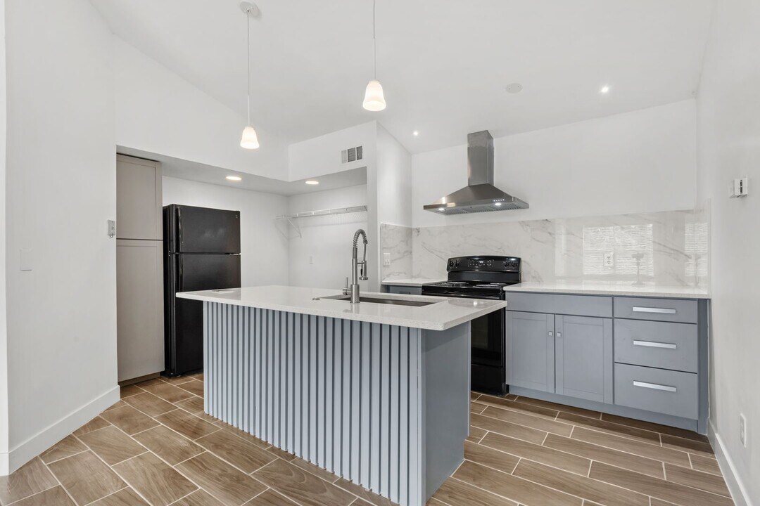 5725 Gatlin Ave in Orlando, FL - Building Photo