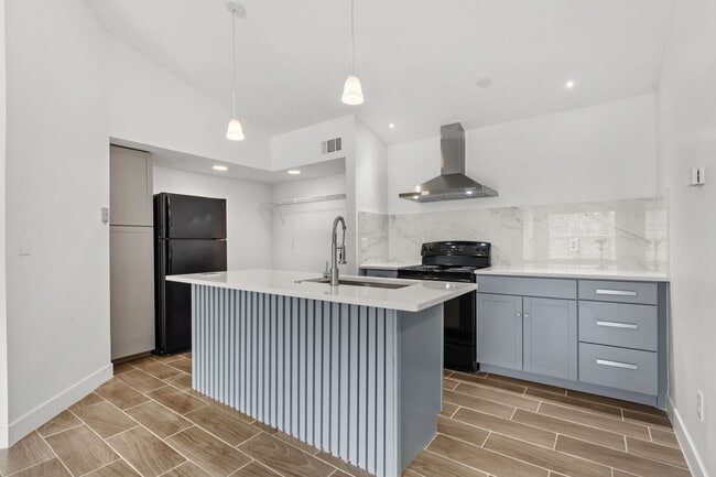 5725 Gatlin Ave in Orlando, FL - Building Photo - Building Photo