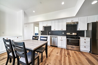 2600 S Catalina St in Los Angeles, CA - Building Photo - Building Photo