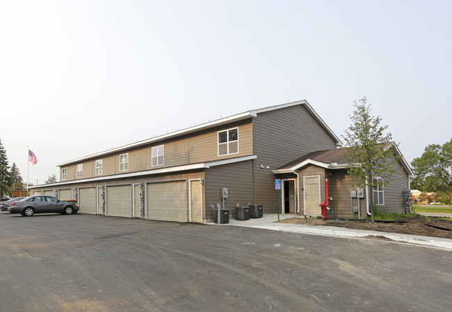 Blaine University Avenue Townhomes in Blaine, MN - Building Photo - Building Photo