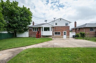 69 Gate Ln in Levittown, NY - Building Photo - Building Photo