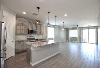 35733 W Santa Monica Ave in Maricopa, AZ - Foto de edificio - Building Photo