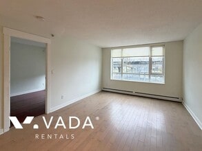 10777 University Dr in Surrey, BC - Building Photo - Building Photo