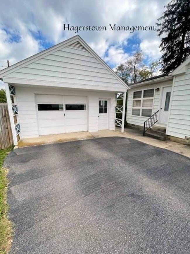 11021 Rosewood Dr in Hagerstown, MD - Building Photo - Building Photo