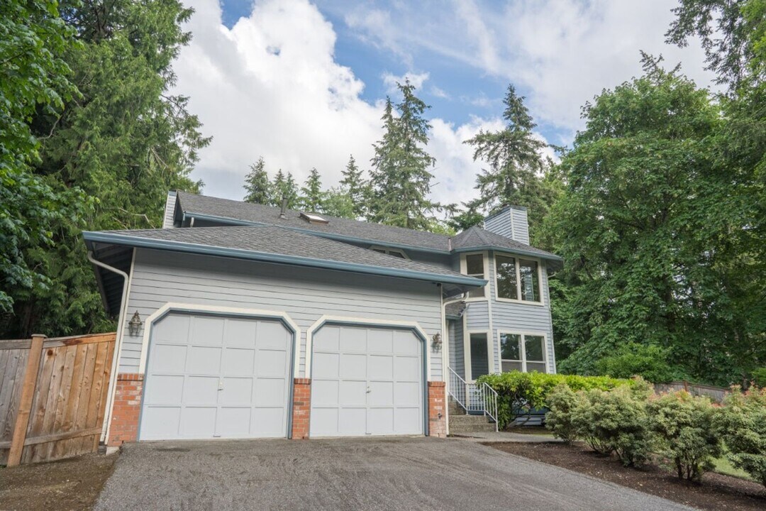 1924 223rd Ave SE in Sammamish, WA - Building Photo