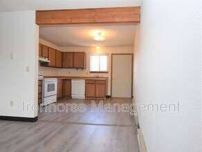 8 Hoffman Dr in Bozeman, MT - Building Photo - Building Photo