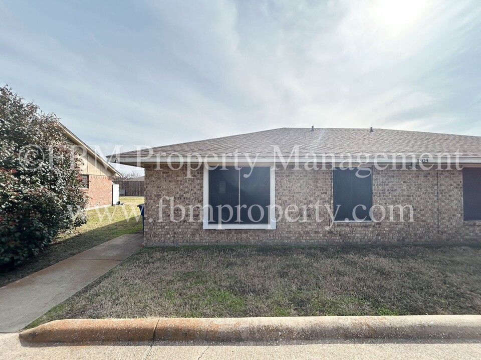 1303 Old Bardwell Rd in Ennis, TX - Building Photo