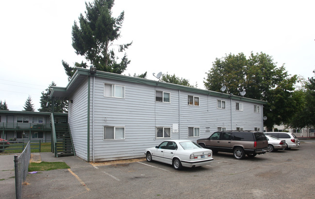 Colonial Court Apartments in Auburn, WA - Building Photo - Building Photo