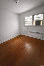 46 Elmira St in Hicksville, NY - Foto de edificio - Building Photo