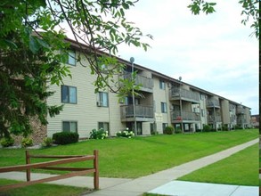 South Park in Moorhead, MN - Foto de edificio - Building Photo