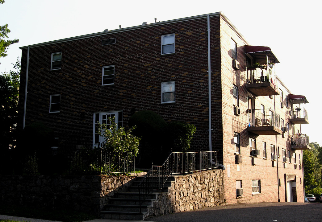 220 Drake Ave in New Rochelle, NY - Foto de edificio