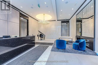 8-2808 Wellesley St W in Toronto, ON - Building Photo - Building Photo