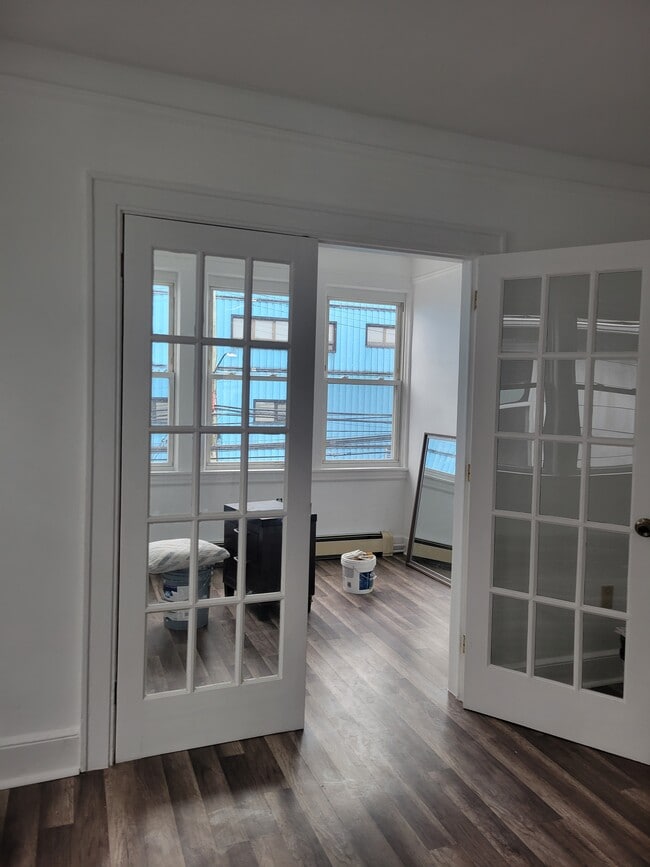 11110 14th Ave, Unit 2 in College Point, NY - Foto de edificio - Building Photo