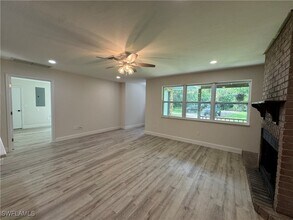 221 18th Ave NW in Naples, FL - Foto de edificio - Building Photo