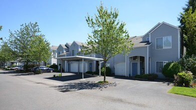 Capitola Commons Apartments in Portland, OR - Building Photo - Building Photo