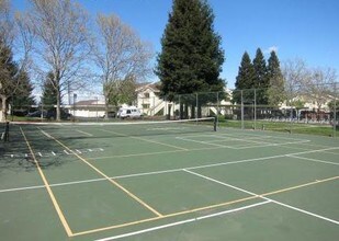 Riverview Ranch Apartments in Sacramento, CA - Foto de edificio - Building Photo