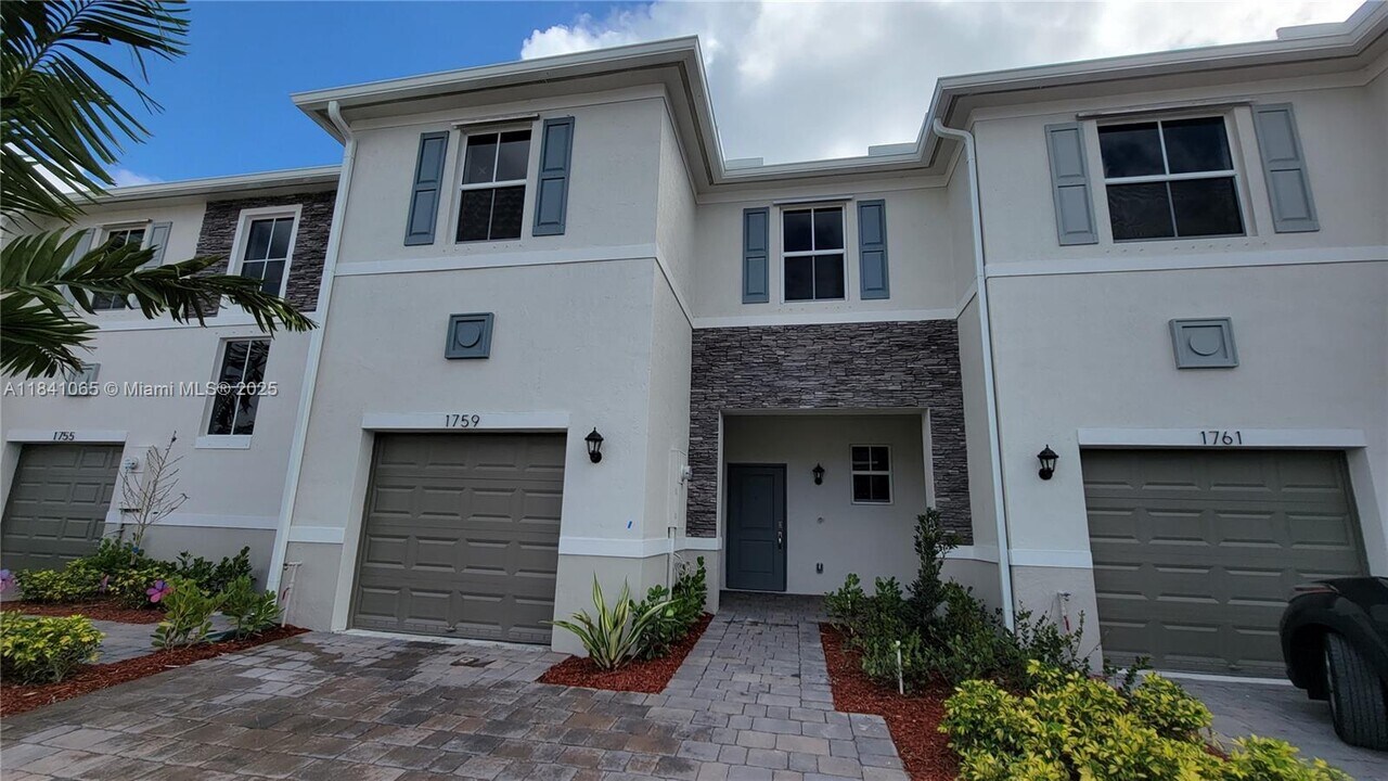 1759 SE 8th Terrace in Florida City, FL - Building Photo