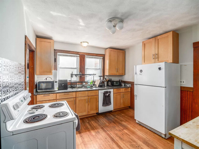 54 Upland Rd, Unit 2 in Somerville, MA - Foto de edificio - Building Photo
