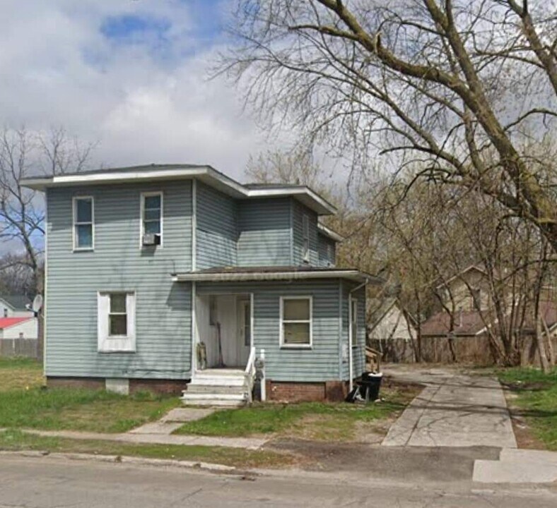1116 Gratiot Ave, Unit Front unit in Saginaw, MI - Building Photo