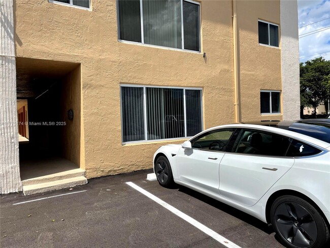 7910 Taft St in Hollywood, FL - Building Photo - Building Photo