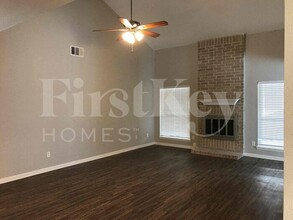 4706 Whispering Falls Dr in Houston, TX - Building Photo - Building Photo
