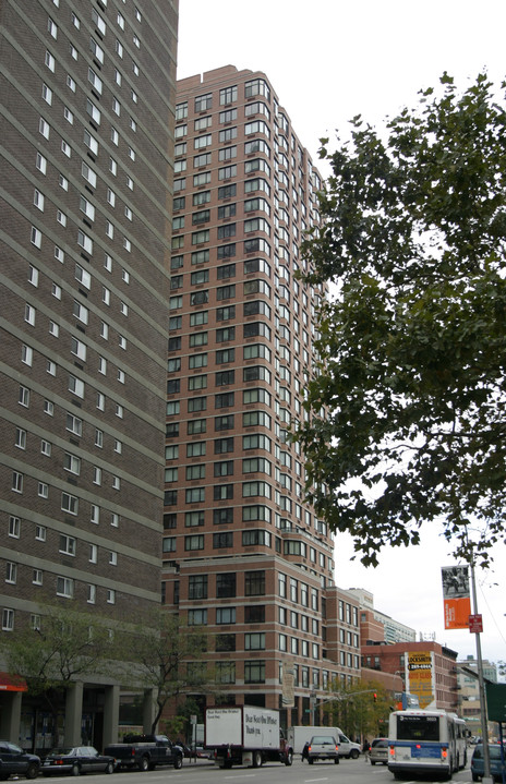 345 East 94th Street in New York, NY - Foto de edificio