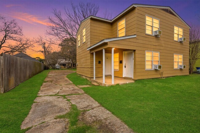 1112 1st Ave N in Texas City, TX - Building Photo - Building Photo