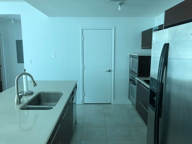 1900 N Bayshore Dr, Unit 3117 in Miami, FL - Foto de edificio - Building Photo