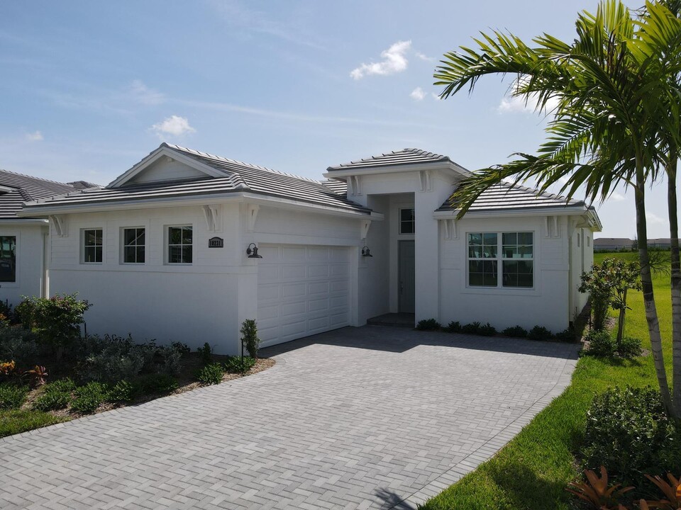 10231 SW Latium Wy in Port St. Lucie, FL - Foto de edificio