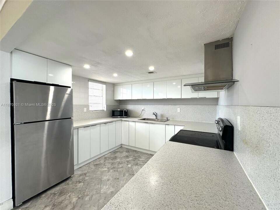 14195 SW 87th St in Miami, FL - Building Photo