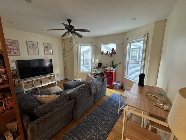 99 Calumet St, Unit 3 in Boston, MA - Foto de edificio - Building Photo