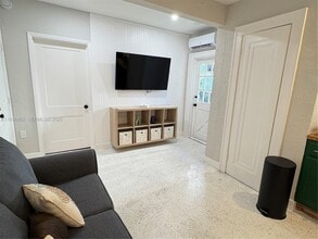 1901 SW 9th St in Miami, FL - Foto de edificio - Building Photo