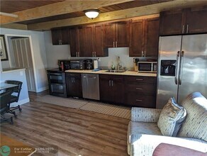 321 SE 15th Ave in Deerfield Beach, FL - Building Photo - Building Photo