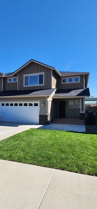 113 Vineyard Ln in Chelan, WA - Building Photo