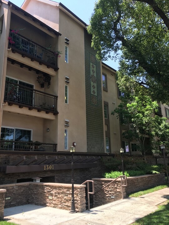 Skyview Terrace Apartments in Burbank, CA - Building Photo