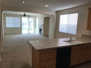 10136 Swann Way in Elk Grove, CA - Building Photo - Building Photo