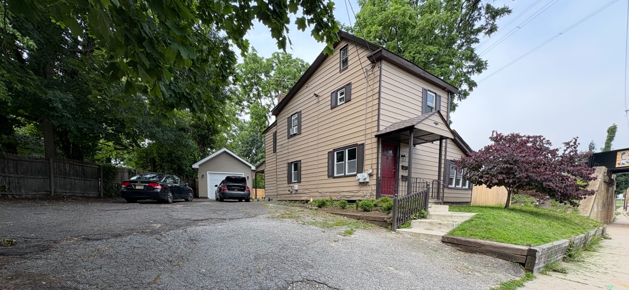 66 E Red Bank Ave, Unit First Floor in Woodbury, NJ - Building Photo