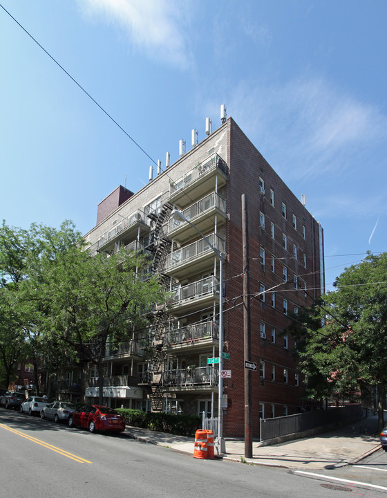 39-06 114th St in Corona, NY - Building Photo