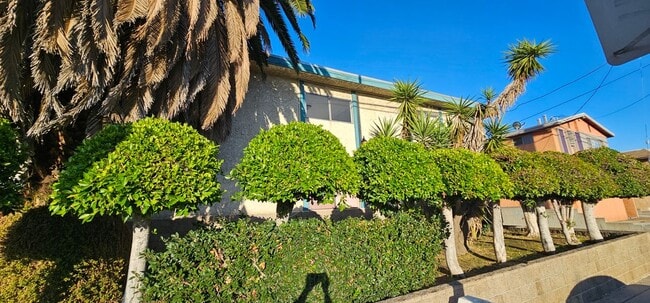 14075 Foothill Blvd in Los Angeles, CA - Building Photo - Building Photo
