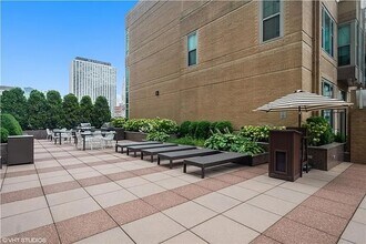 33 W Ontario St, Unit 32D in Chicago, IL - Building Photo - Building Photo