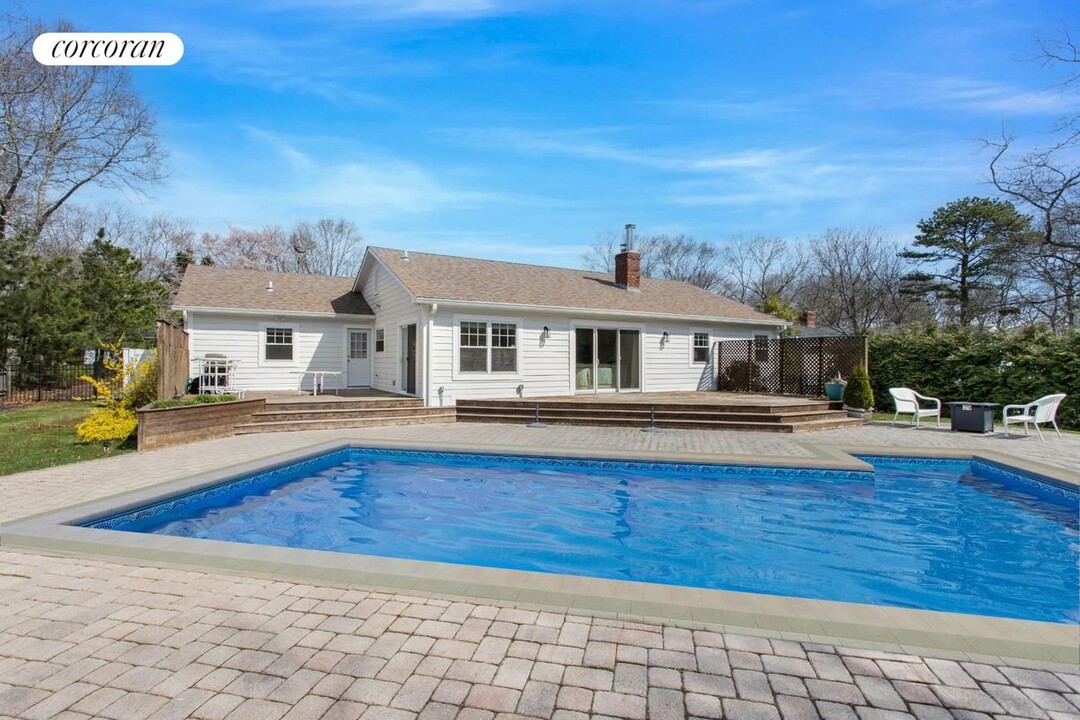 15 Birchwood Ln in East Quogue, NY - Building Photo