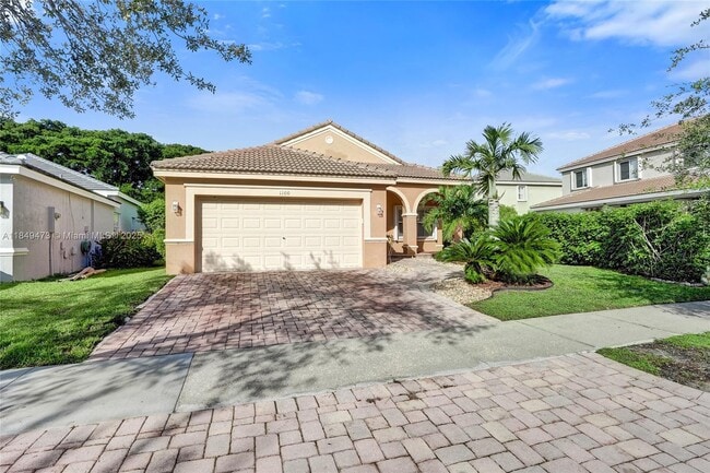 property at 1100 Chinaberry Dr
