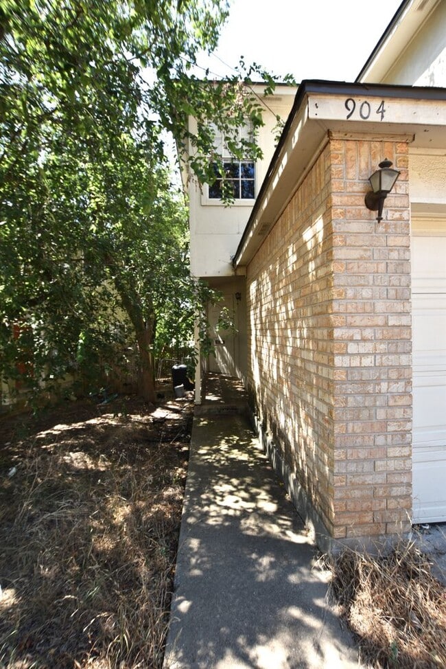 902-904 Sagewood Trail