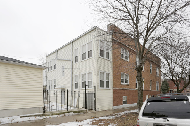 2057 N Leclaire Ave in Chicago, IL - Building Photo - Building Photo