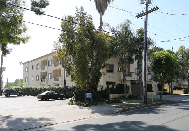 7120 Etiwanda Ave in Reseda, CA - Building Photo - Building Photo