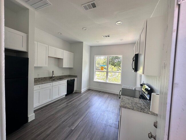 102 7th St SW, Unit 2 in Paris, TX - Building Photo - Building Photo