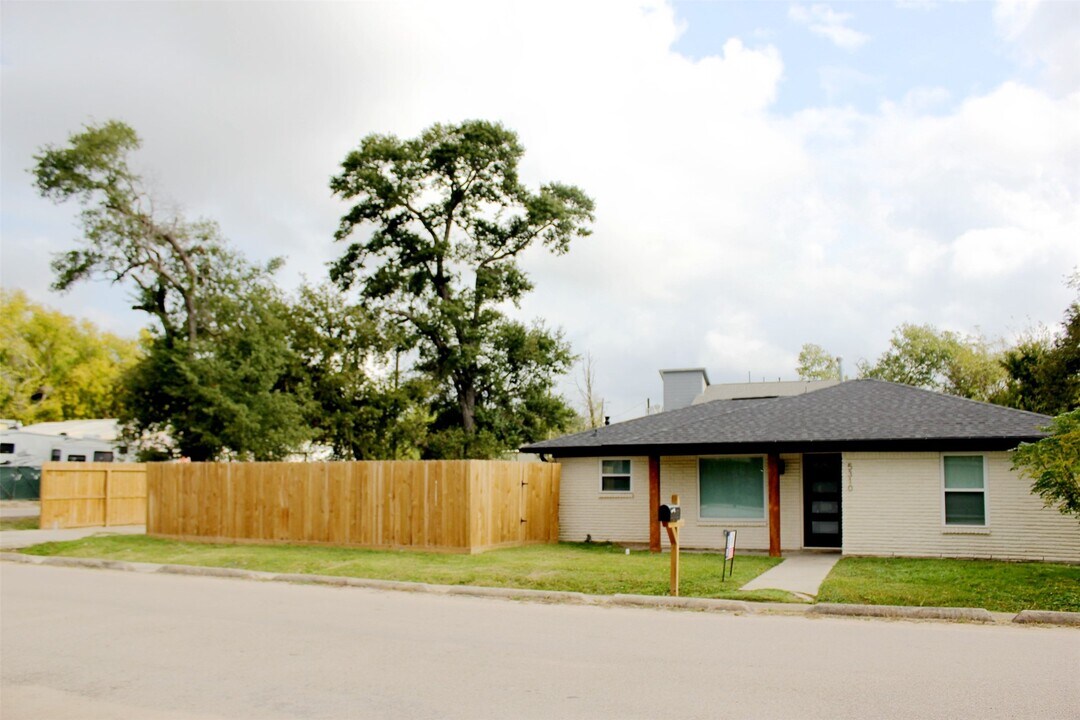 5310 Randon Rd in Houston, TX - Building Photo